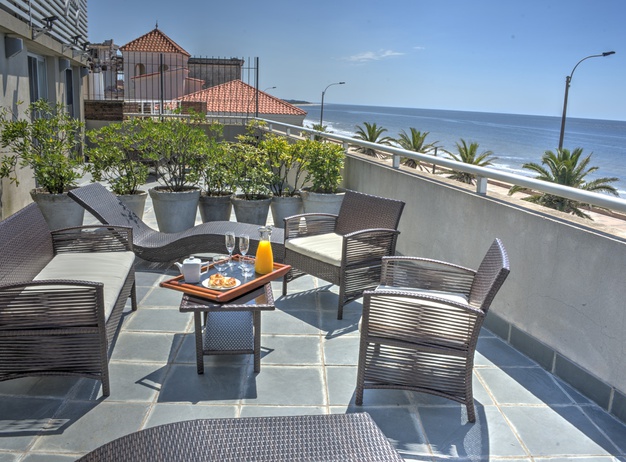 Terraza al mar Regency Rambla Design Apart Hotel en Montevideo