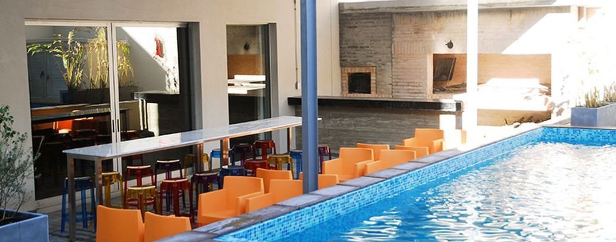 Piscina Regency Way Montevideo Hotel en Montevideo