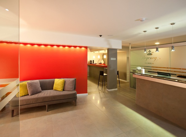 Recepción Regency Rambla Design Apart Hotel en Montevideo