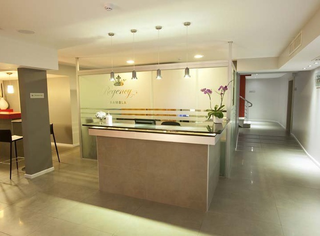 Recepción Regency Rambla Design Apart Hotel en Montevideo