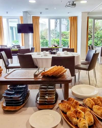 Desayuno buffet (opcional) Regency Golf Hotel Urbano Montevideo Desayuno buffet (opcional) Regency Golf Hotel Urbano Montevideo